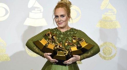 Adele la regina degli Grammy Awards